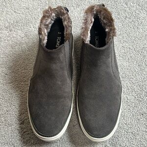 Toms gray fur shoes. Women’s 9. Great condition